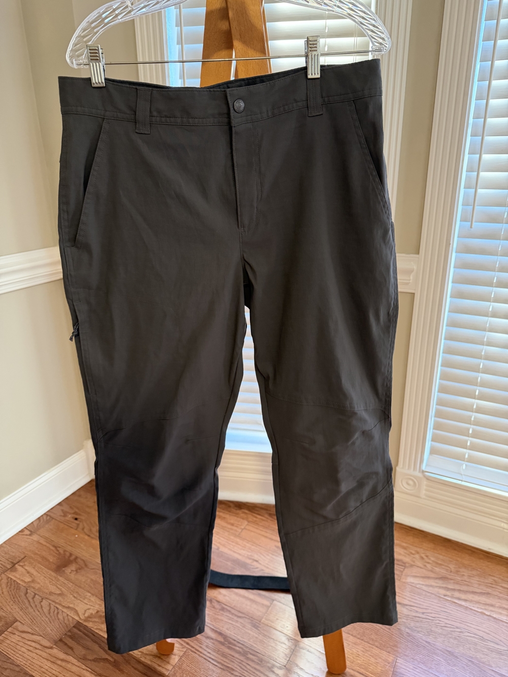Columbia Men's Black Cargo Pants with Multiple Pockets